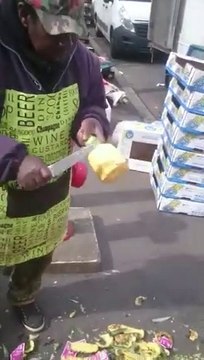 Eplucher un ananas en quelques secondes ! Il en gâche la moitié..