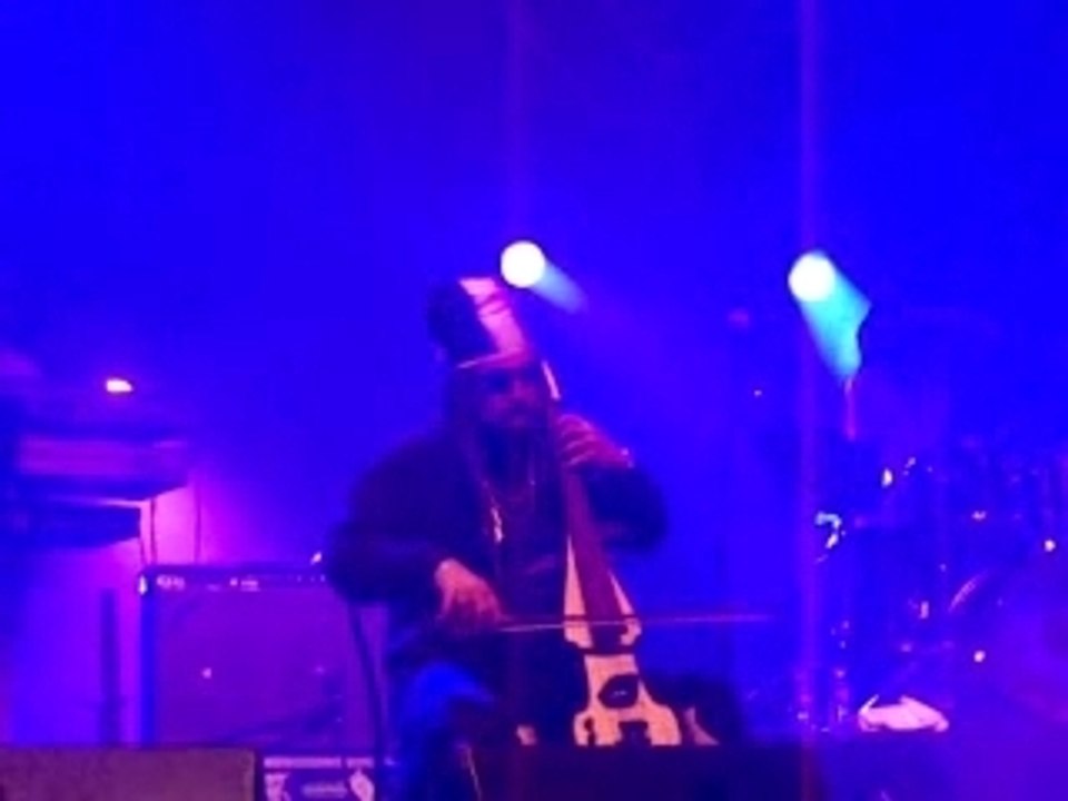 Third World au violoncelle! Trop bon