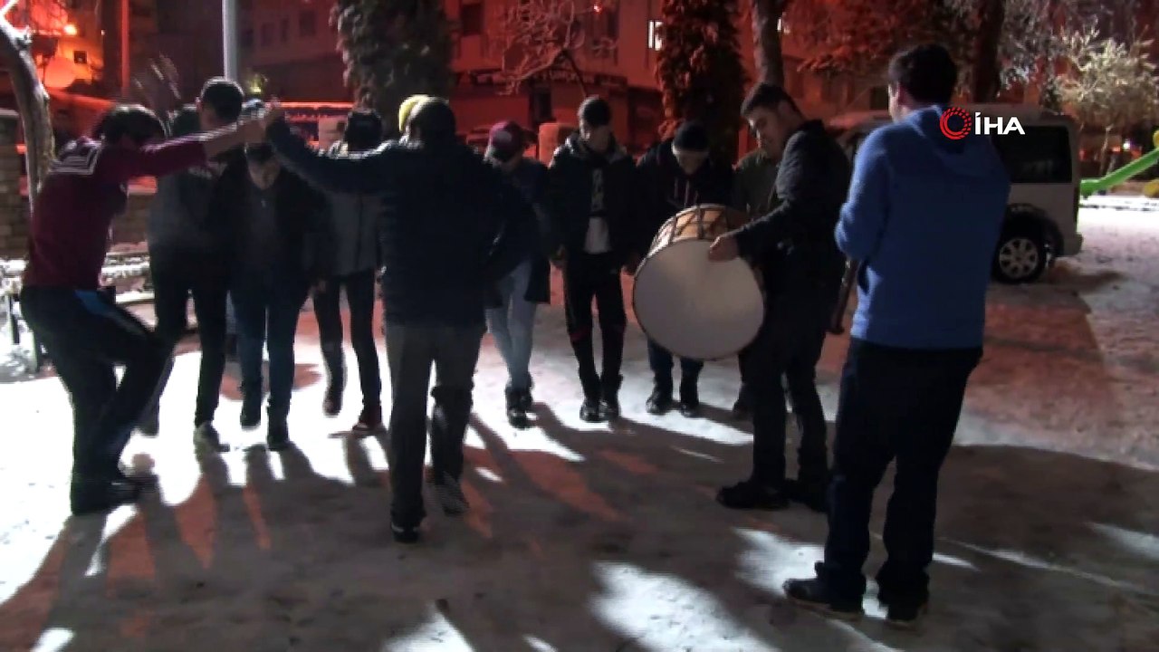 Davul ve klarnet eşliğinde kar keyfi