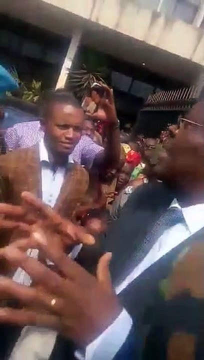 Jean De Dieu Momo reçoit un gigantesque bain de foule après son installation comme ministre délégué auprès du ministre de la justice garde des sceaux