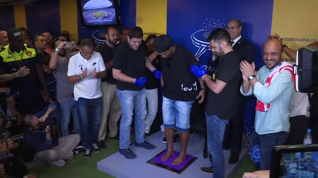 Ronaldinho Gaúcho na calçada da fama do Maracanã