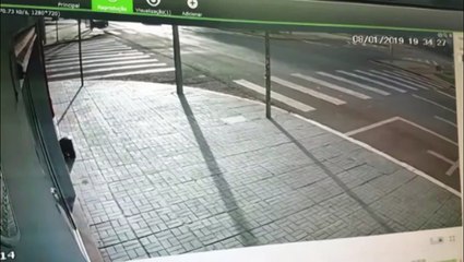 Câmera flagra colisão que deixou rapaz gravemente ferido