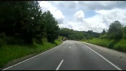 Motorista sob efeito de drogas é flagrado fechando viatura da PRF na BR-116