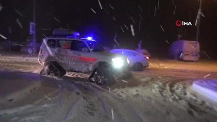 Doğum, Yolları Kapanan Köyde Kar Paletli Ambulansın İçinde Gerçekleşti