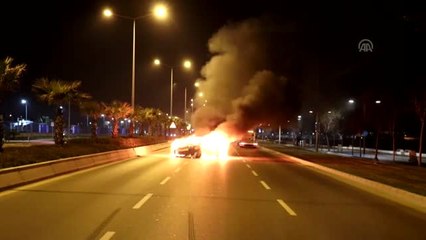 Gezmek İçin Kiraladıkları Otomobil Alev Aldı