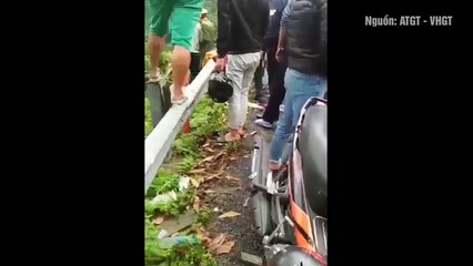Xe chở học sinh lật ở đèo Hải Vân, hơn 20 người thương vong