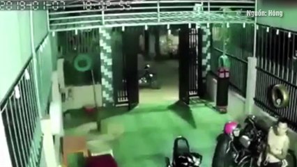 Xông vào tận trong nhà để "hỏi đường", hai thanh niên khả nghi bị chủ nhà đuổi đánh