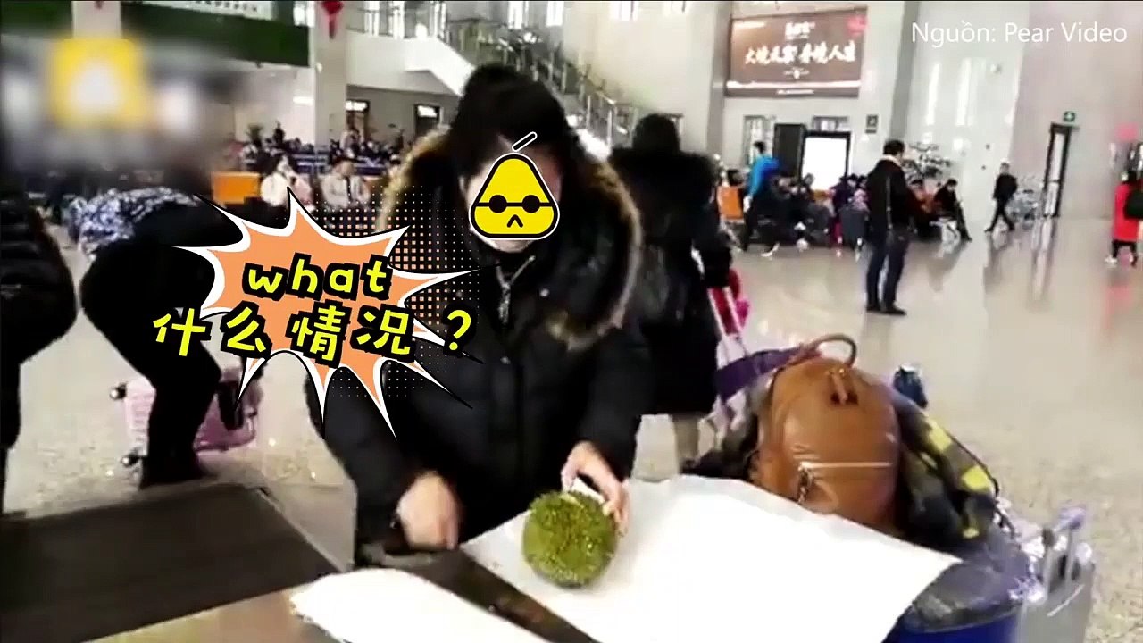 Không được mang sầu riêng lên tàu, nữ hành khách ăn luôn tại nhà ga