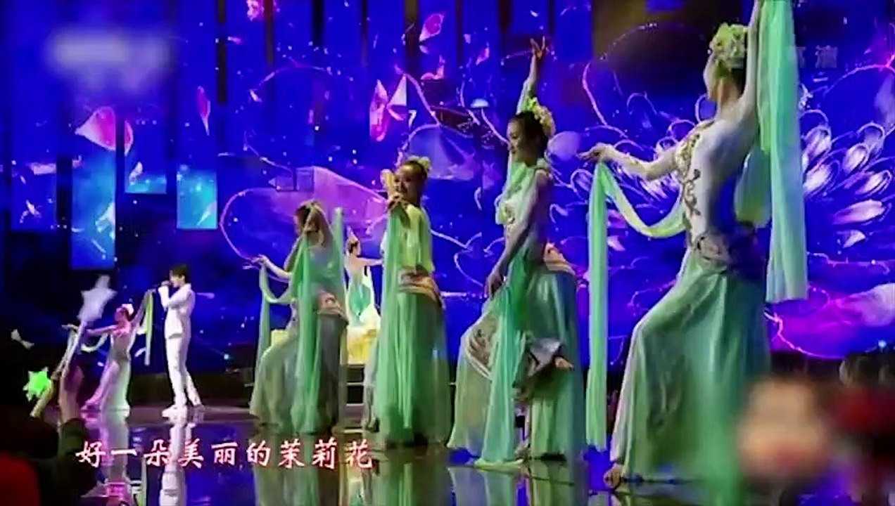 Cáp Ni Khắc Tư xinh đẹp tựa "tiên nữ" nhảy múa lăm le "soán ngôi" Địch Lệ Nhiệt Ba