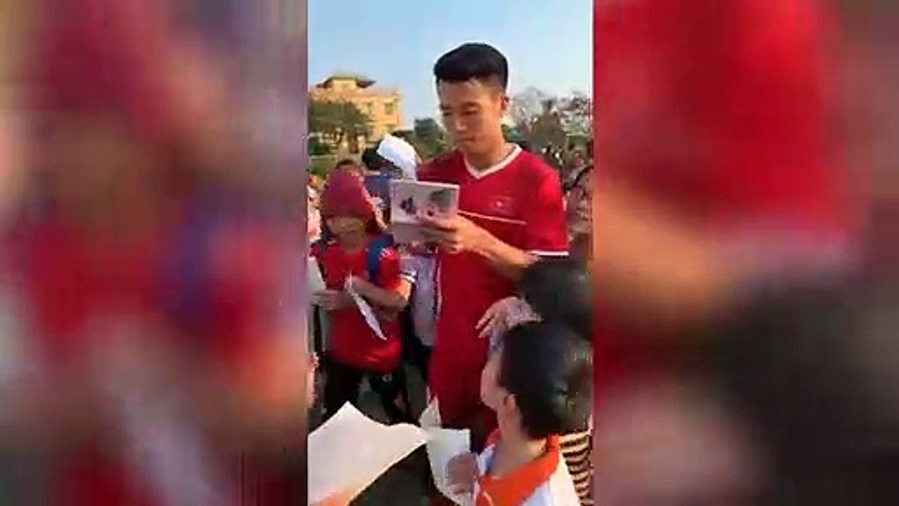 Bị fan nhí vây kín xin chữ ký, Trọng "sơ vin" chối mình là cầu thủ, còn chỉ điểm cả đồng đội!