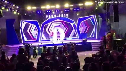 Vì quá yêu đội tuyển Việt Nam Lâm Chấn Khang dám làm điều này trên sân khấu trước 10 ngàn khán giả