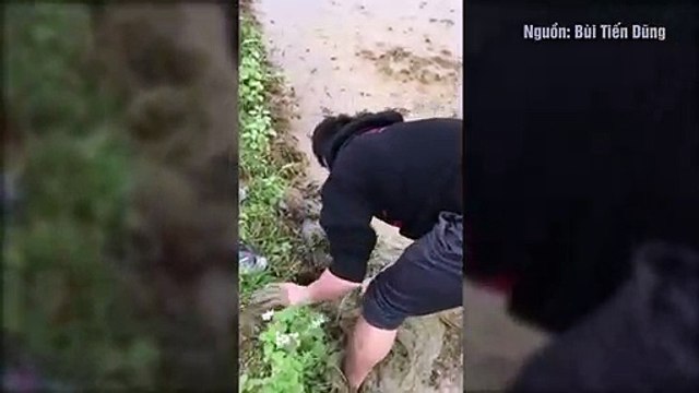 Bùi Tiến Dũng trổ tài bắt lươn khi về thăm gia đình