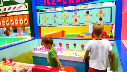 Vlad and Mama pretend play profession at the game center for kids