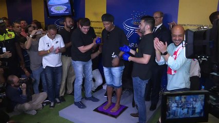 Ronaldinho deja su huella en "hall de la fama" del Maracaná