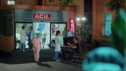 Sarp, Gül'e yakınlık gösteriyor - Gülümse Yeter 7. Bölüm