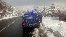Jandarma, kar yağışı nedeniyle yiyecek bulmakta zorlanan sokak hayvanları için dağlara ekmek bıraktı
