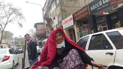 Dondurucu Soğukta Ayağında Terlik ile Kardeşini El Arabasının Üzerinde Taşıyan 74 Yaşındaki Dedeyi...