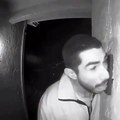 Polis, 3 saat boyunca kapı zilini yalayan adamı arıyor