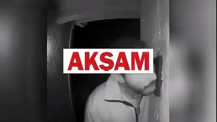 Polisler 3 saat boyunca kapı zilini yalayan adamı arıyor