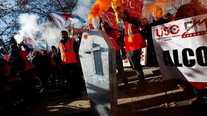 مواجهات بين الشرطة وعمال محتجين على إغلاق مصنعي ألومينيوم في إسبانيا