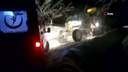 Uçurumun Kenarında Araçlarıyla Mahsur Kalan Vatandaşlar Ekipler Tarafından Kurtarıldı