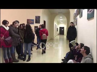 Ora News - Bojkoti, studentët e Filologjikut me megafon nëpër korridore, auditoret bosh