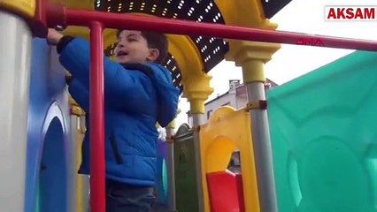 Kedi gözlü çocuk şoke etti... Gece bile görüyor