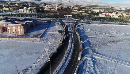 Şehirler arası yollar tırlara açıldı, bekleyen tırlar havadan görüntülendi
