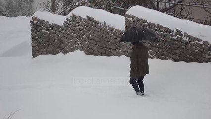 Pa Koment - Moti i keq/ Mbyllen të gjitha shkollat në Gjirokastër, disa rrugë të bllokuara