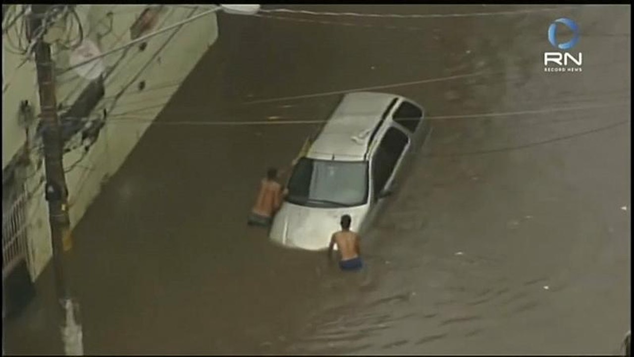 Land unter in Sao Paulo: Feuerwehr muss Passagiere aus Bus retten