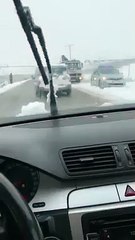 Një veturë del nga rruga në Prizren, pak metra më larg dy të tjera aksidentohen mes vete