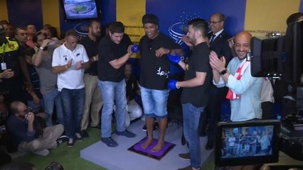 شاهد: رونالدينيو يخلد بصمة قدميه في قاعة مشاهير الساحرة المستديرة في ماراكانا