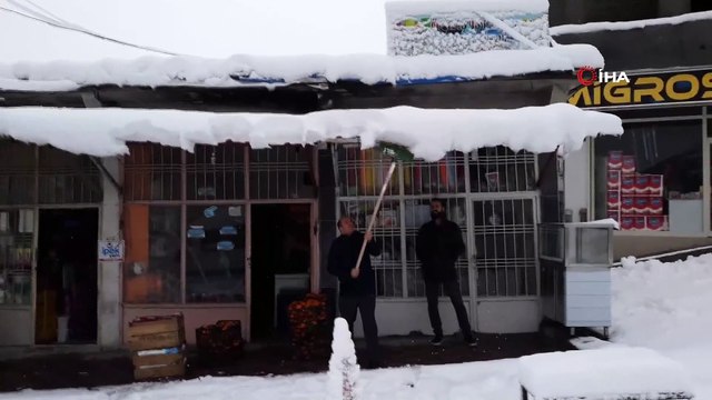 Kulp' ta kar yağışı etkili oldu..Kulp-Muş karayolu ulaşıma kapandı