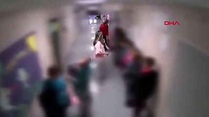 Otizmli çocuğu yerlerde sürükledi!