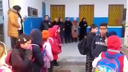 حمّام الأغزاز:مدير المدرسة الابتدائية يلقي درسا  عن "عذاب القبر"  والآخرة على التلاميذ عوضاً عن النشيد الرسمي