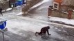 Rusyada Buzdan yürüyemeyen insanlar.