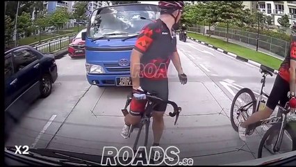 Un conducteur se venge d'un cycliste qui roule au milieu de la route !