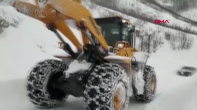 Siirt'te 60 Köy Yolu Kardan Kapandı, Mahsur Kalan Aile Kurtarıldı