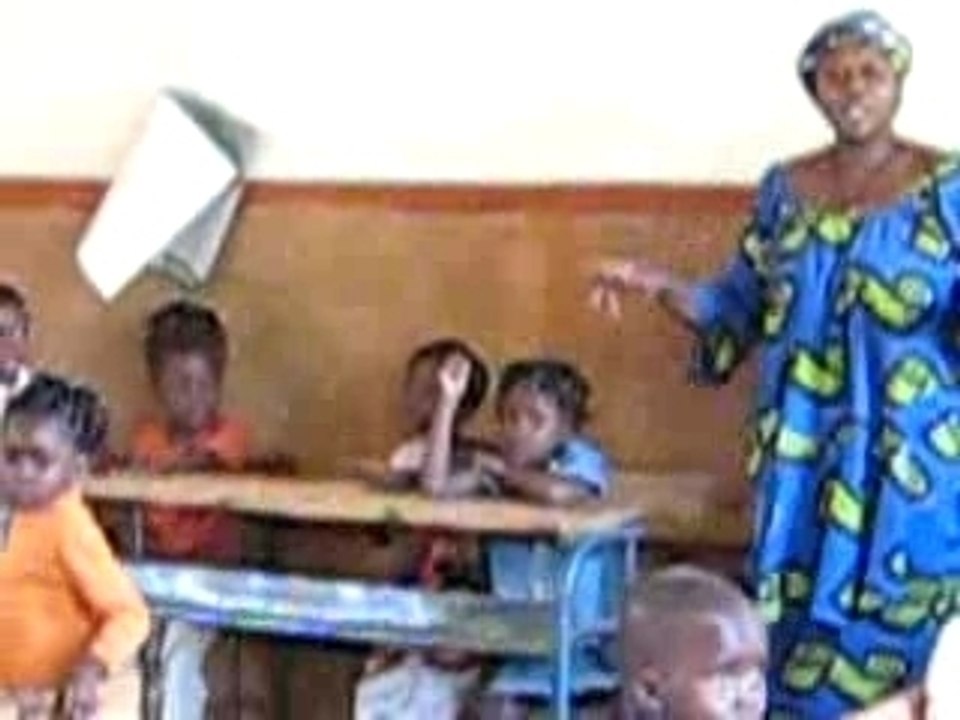 Maria qui chante avec ses élèves à la garderie