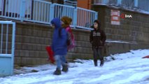 Kar yağışına en çok çocuklar sevindi...Okul müdürü öğrenciler ile kartopu oynadı