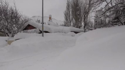 Tek Katlı Evler Kara Gömüldü