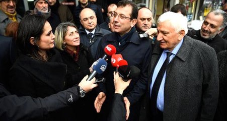 Video herunterladen: CHP'nin İstanbul Adayı Ekrem İmamoğlu, AK Parti Standını Ziyaret Etti