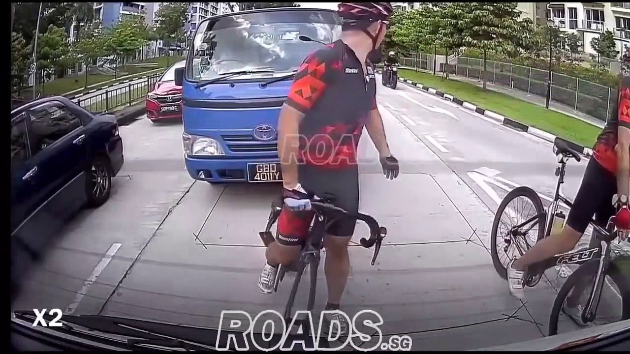 Un conducteur corrige un cycliste qui roule au milieu de la route