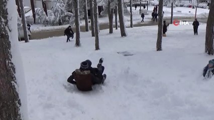 Öğrenciler ve Vatandaşlar Poşetler ile Kayarak Stres Attı