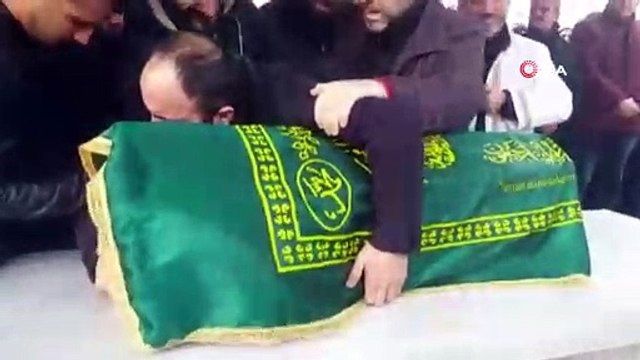 4 aylık oğlunun tabutuna sarılan baba yürekleri dağladı... Tekirdağ'daki feci kazada can veren anne ve 2 çocuğu son yolculuklarına uğurlandı