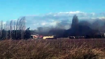 Un entrepôt de bois part en fumée à Saint-Maximin
