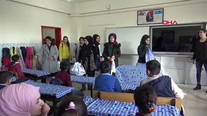 Şanlıurfa Evde Ördükleri Atkıları Okulda Çocuklara Dağıttılar