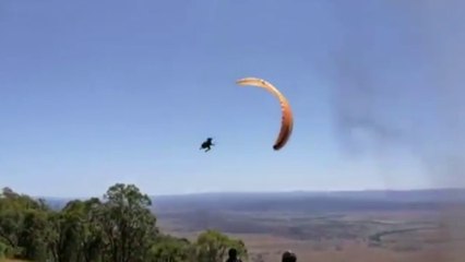 Une tempête de sable surpuissante emporte ce parapentiste !