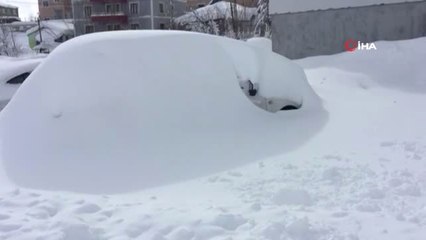 Apartmanın Çatısında Biriken Kar Kütlesi Böyle Yere Düştü