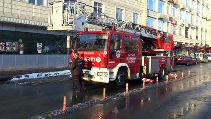 Vatandaş çatıya çıktı, sokaktakiler cep telefonuna sarıldı